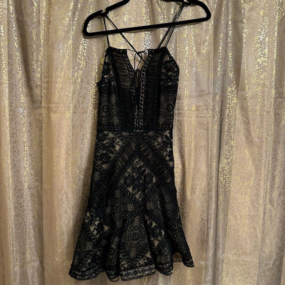 Tadashi Shoji Black Nude Charlize Lace Mini Dress Size 2 NWT Flawed